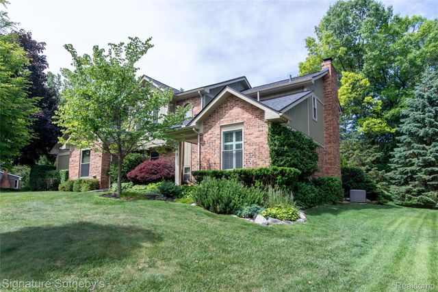 576 Ten Point Drive, Rochester Hills, MI 48309