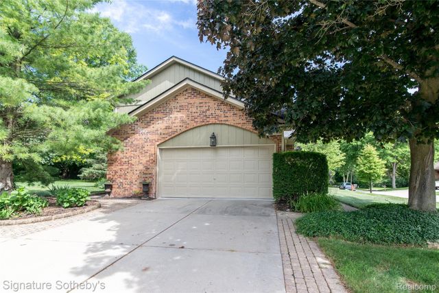 576 Ten Point Drive, Rochester Hills, MI 48309