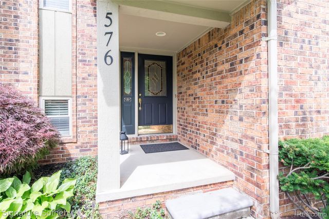 576 Ten Point Drive, Rochester Hills, MI 48309