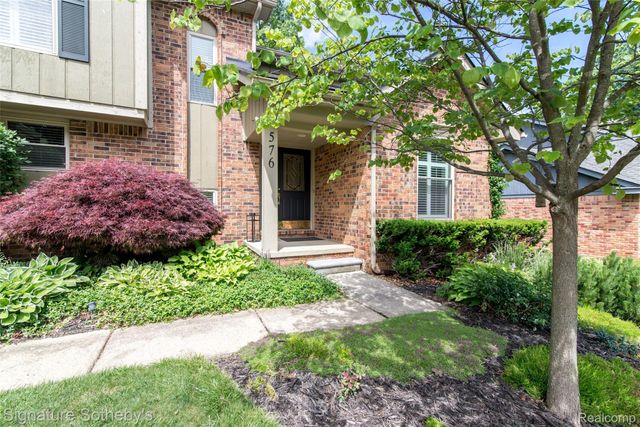 576 Ten Point Drive, Rochester Hills, MI 48309