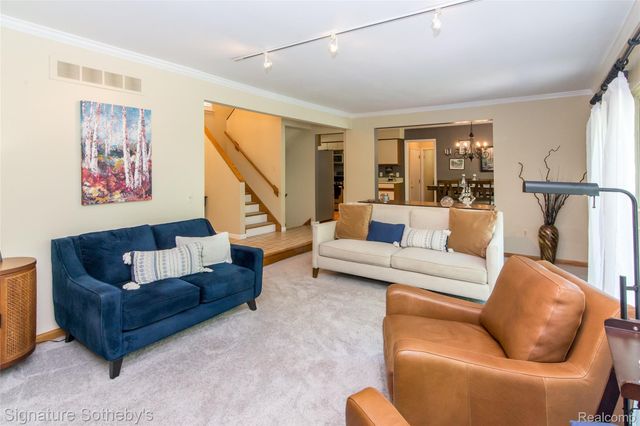 576 Ten Point Drive, Rochester Hills, MI 48309