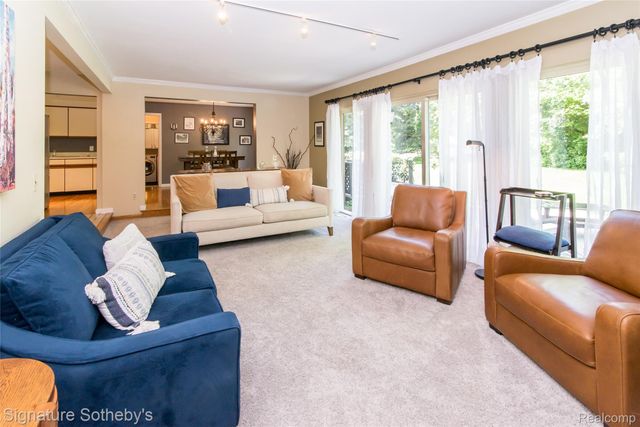 576 Ten Point Drive, Rochester Hills, MI 48309