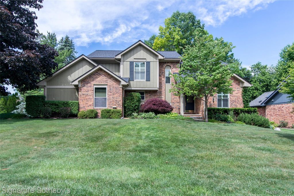 576 Ten Point Drive, Rochester Hills, MI 48309