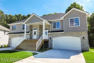 195 Whispering Pines Drive 10, Fenton, MI 48430