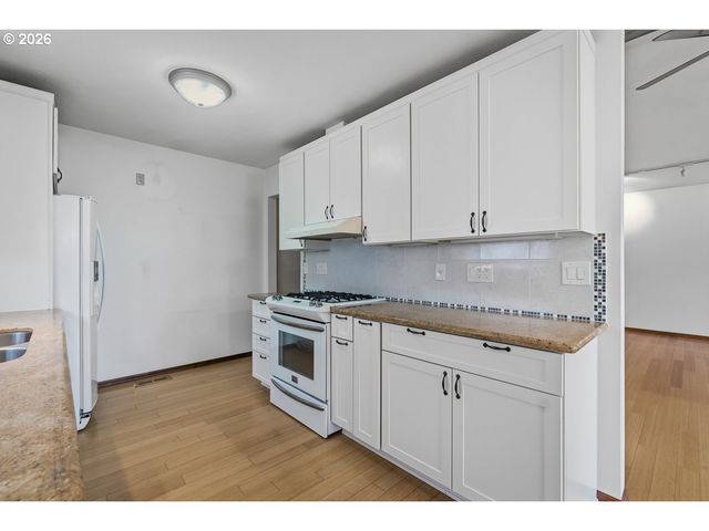 5525 BROADWAY St, West Linn, OR 97068