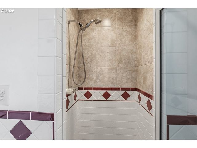 5525 BROADWAY St, West Linn, OR 97068