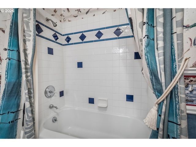 5525 BROADWAY St, West Linn, OR 97068