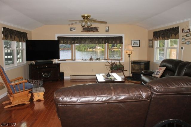 28 Benedict Dr, Jefferson Twp., NJ 07849