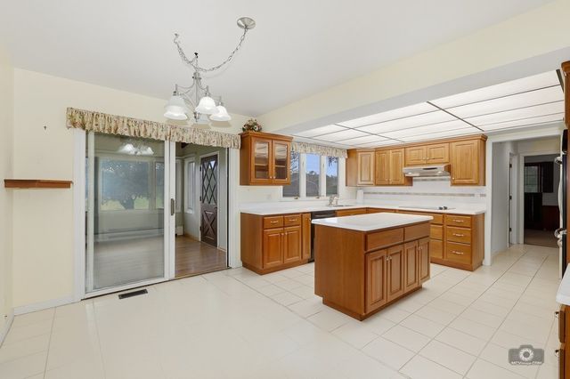 39W093 Silver Glen Road, St. Charles, IL 60175