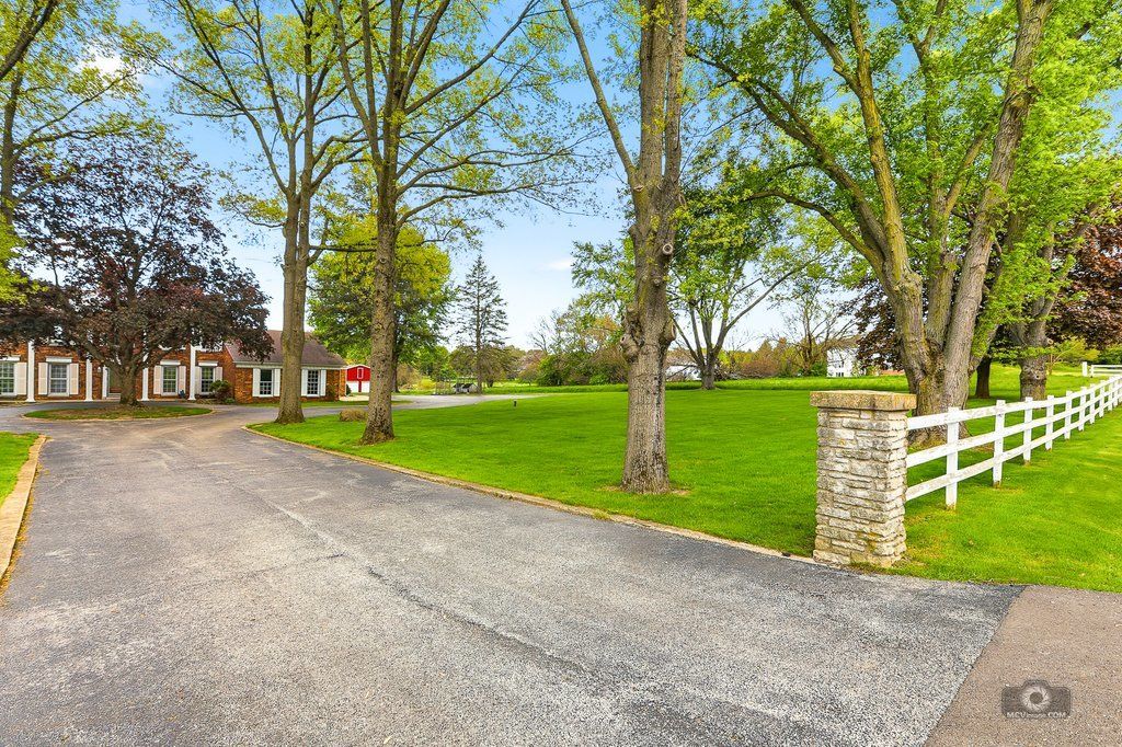 39W093 Silver Glen Road, St. Charles, IL 60175