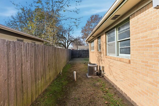 201 W Kinkaid St, Wichita, KS 67213