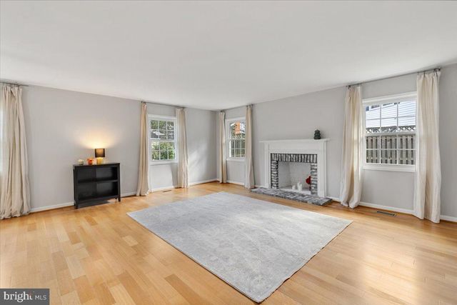 4133 POINT HOLLOW LN, Fairfax, VA 22033