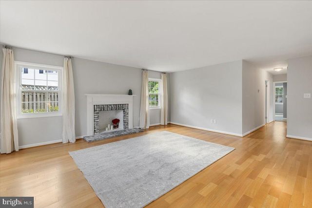 4133 POINT HOLLOW LN, Fairfax, VA 22033