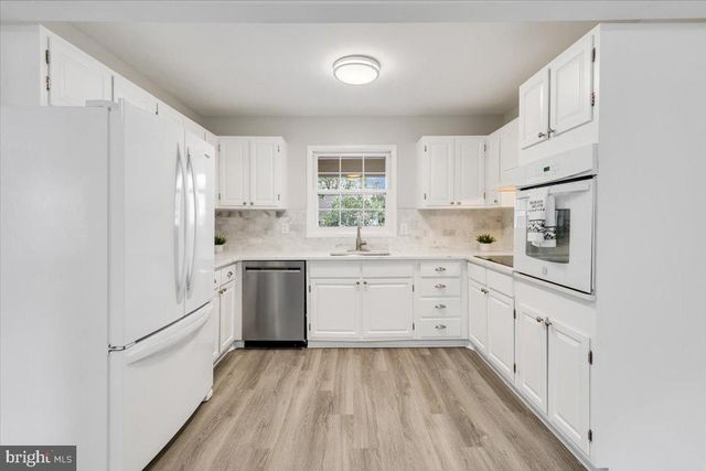 4133 POINT HOLLOW LN, Fairfax, VA 22033