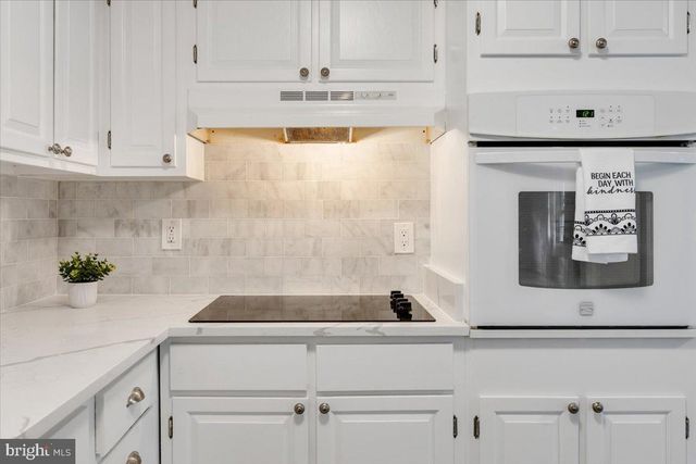 4133 POINT HOLLOW LN, Fairfax, VA 22033