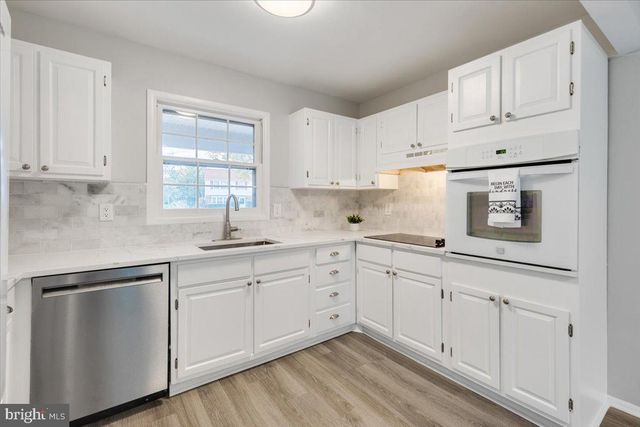 4133 POINT HOLLOW LN, Fairfax, VA 22033