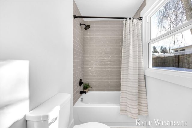 4035 Leland Avenue NW, Comstock Park, MI 49321