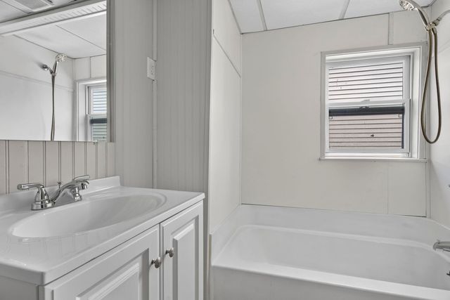 571 Amherst Street, Manchester, NH 03104