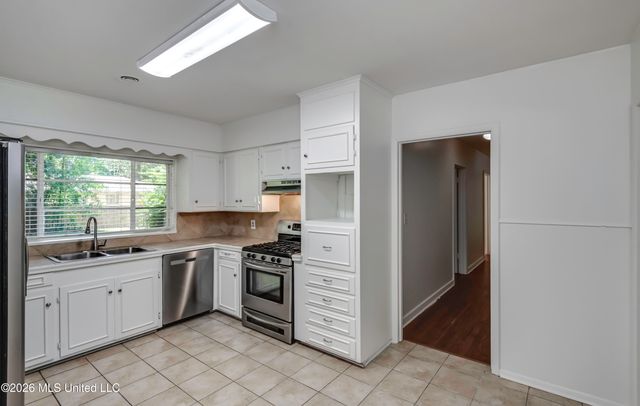 2051 Meadowbrook Road, Jackson, MS 39211