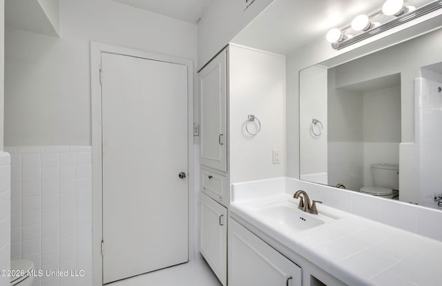 2051 Meadowbrook Road, Jackson, MS 39211