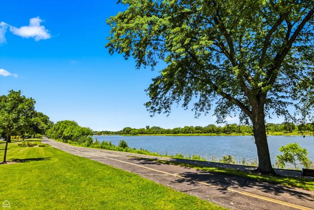 1911 N Silver Lake Road, Arlington Heights, IL 60004