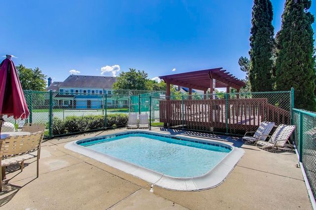 1911 N Silver Lake Road, Arlington Heights, IL 60004