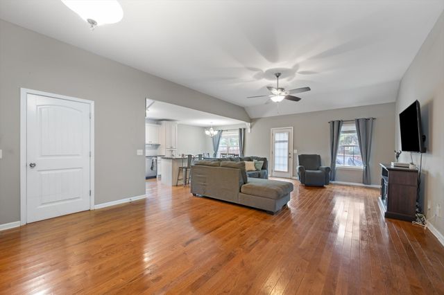 406 Hobbs Dr, White House, TN 37188