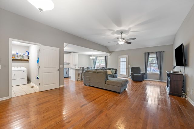 406 Hobbs Dr, White House, TN 37188