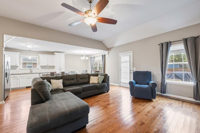 406 Hobbs Dr, White House, TN 37188