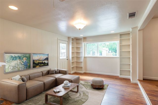 910 Tamara Lane, Grand Prairie, TX 75051