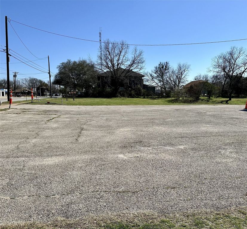 1011 N Main Street, Cleburne, TX 76033