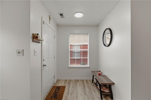 826 Miller Creek LN, Newport News, VA 23603