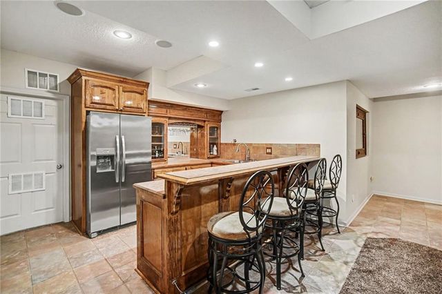 5605 NE Misty Meadow Place, Lee's Summit, MO 64064