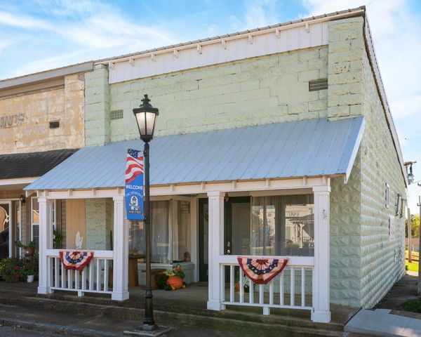 8 E Main St, Decaturville, TN 38329