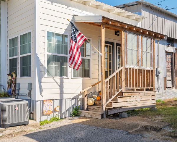8 E Main St, Decaturville, TN 38329