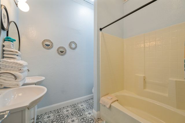 8 E Main St, Decaturville, TN 38329