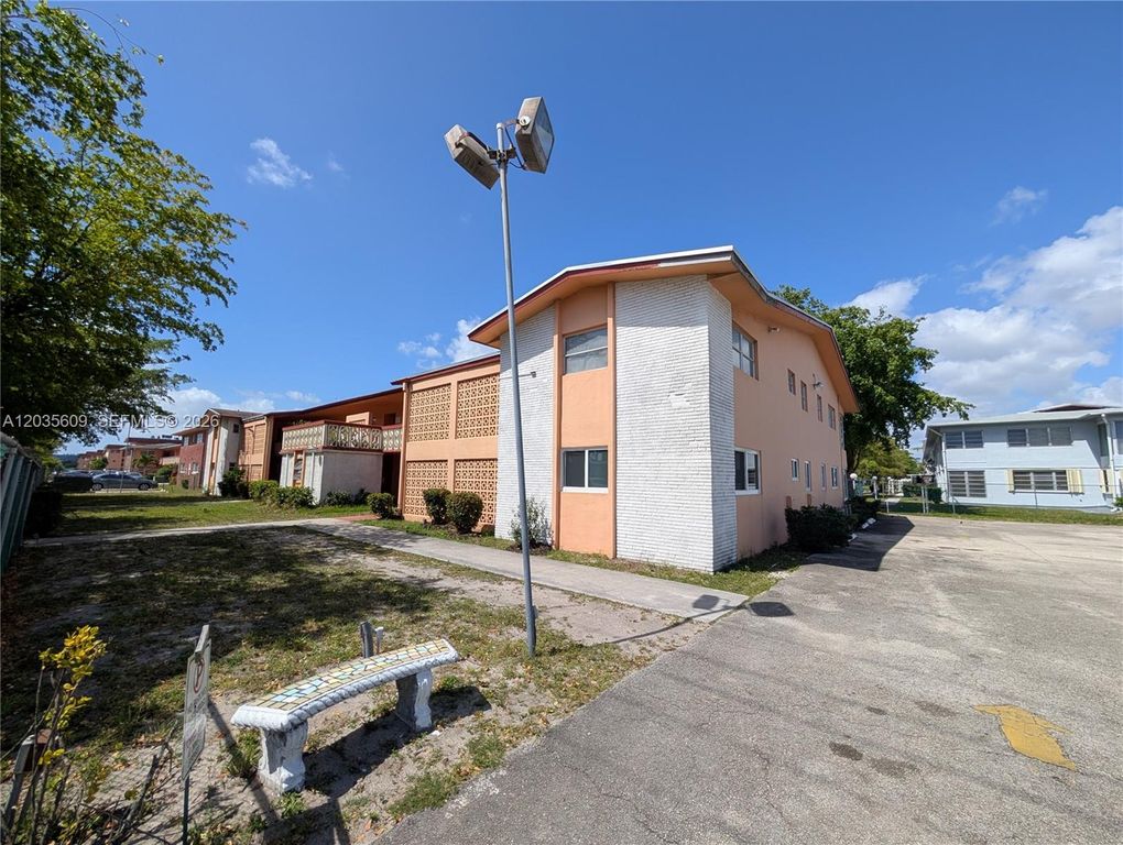 19080 NE 3rd Ct 311, Miami, FL 33179
