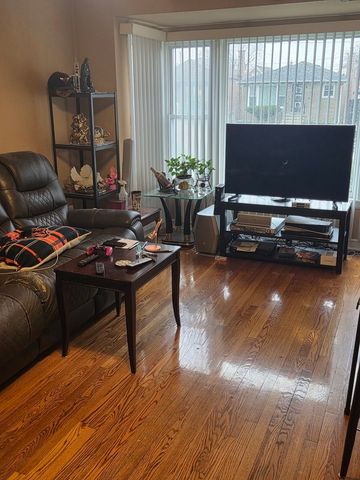 7925 S Richmond Street, Chicago, IL 60652