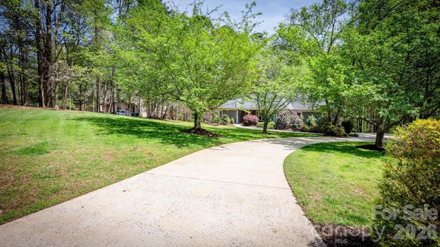 15610 Deerhaven Court, Davidson, NC 28036