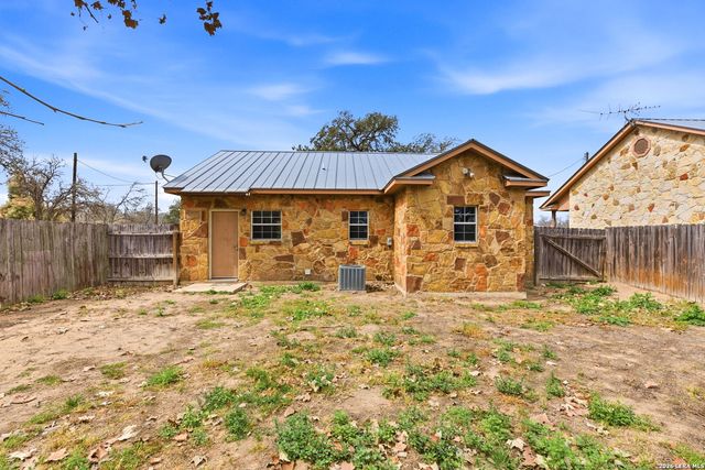 414 Harl St, Pleasanton, TX 78064