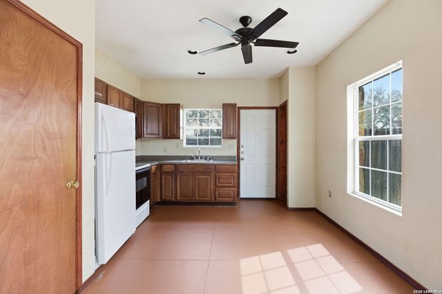 414 Harl St, Pleasanton, TX 78064