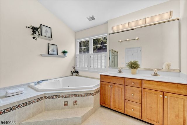 6 Ginger Ln, Washington Twp., NJ 07853
