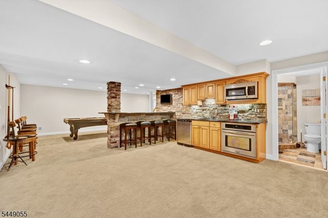 6 Ginger Ln, Washington Twp., NJ 07853
