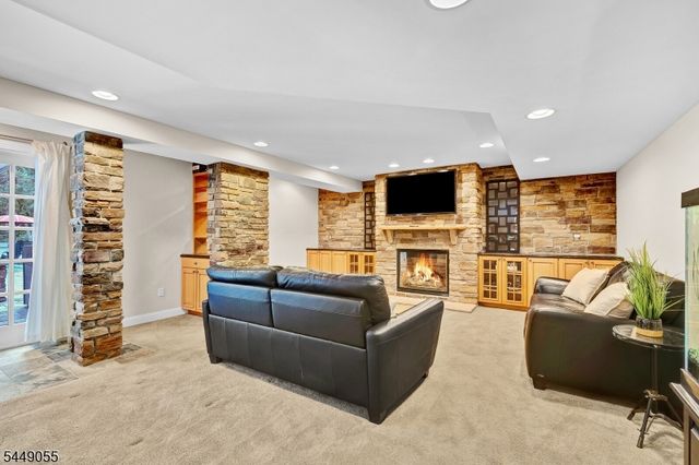 6 Ginger Ln, Washington Twp., NJ 07853