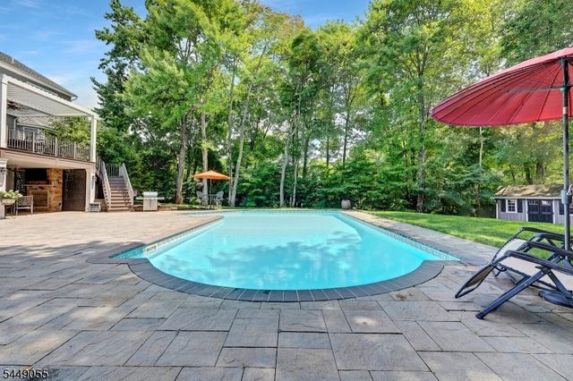 6 Ginger Ln, Washington Twp., NJ 07853