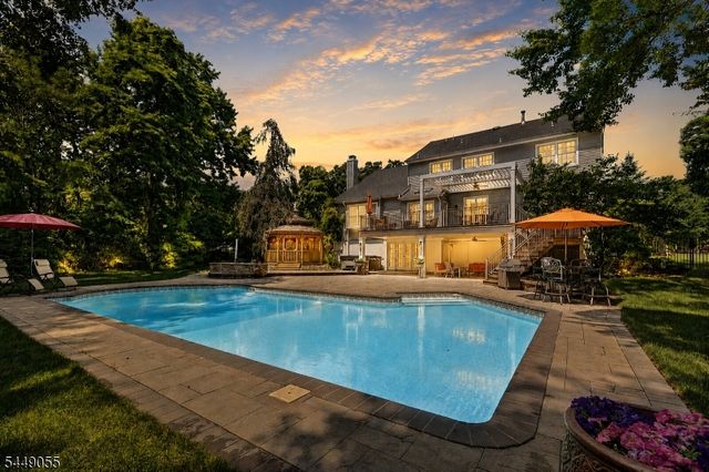 6 Ginger Ln, Washington Twp., NJ 07853