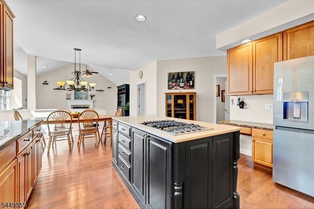 6 Ginger Ln, Washington Twp., NJ 07853
