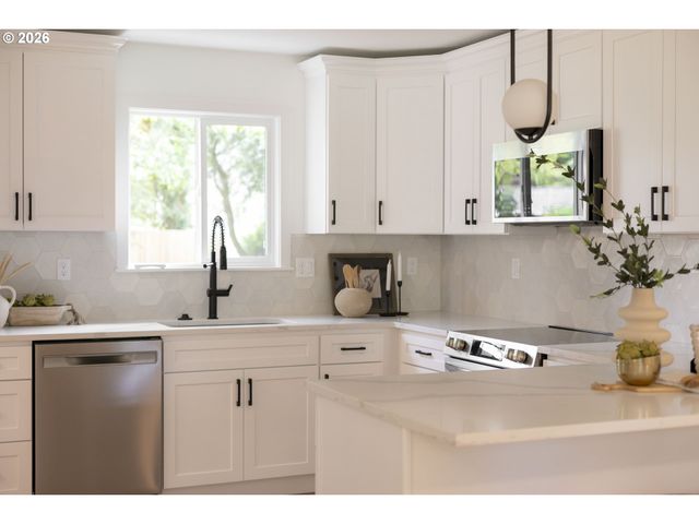6054 CARMAN Dr, Lake Oswego, OR 97035