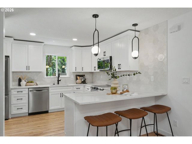 6054 CARMAN Dr, Lake Oswego, OR 97035