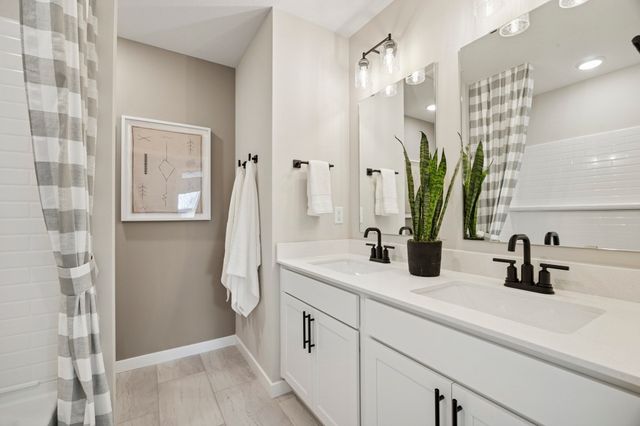29 Emerald Run 17, Shrewsbury, MA 01545